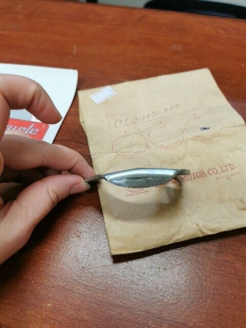 NEW NOS Honda CB100 CB125 CD125 CD200 MAIN STAND SPRING HOOK 50523-107-000 H71