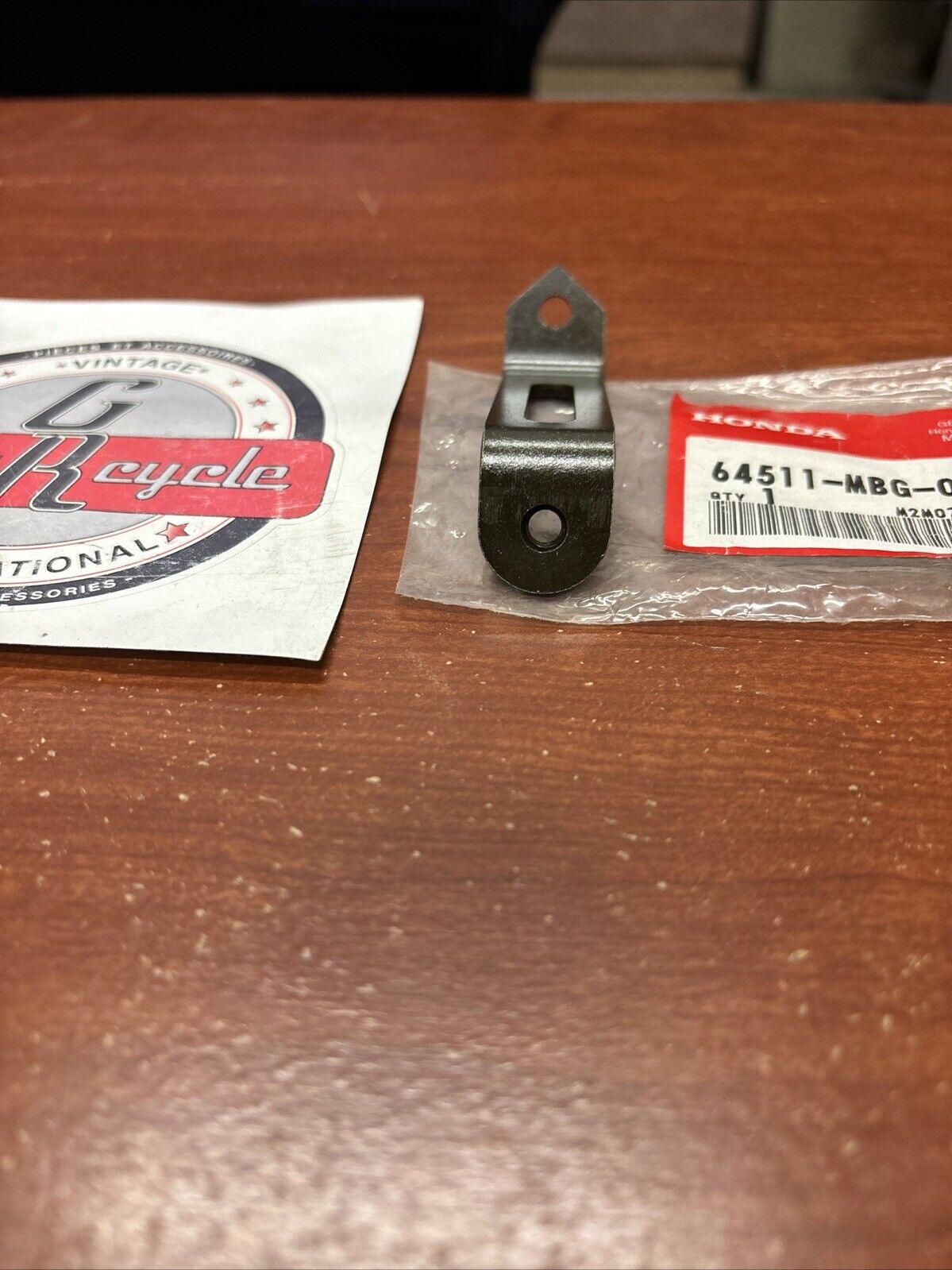NOS Honda VFR800FI VFR800FL FRONT SIDE COWL STAY (RR) 64511-MBG-000 H172