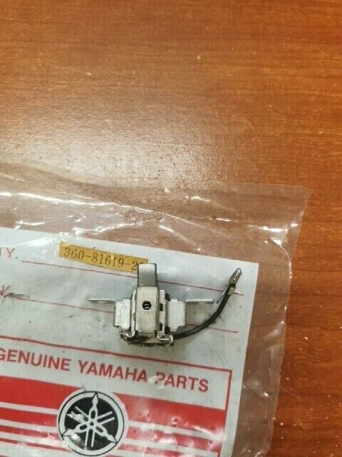 NOS Yamaha DS7 R5 RD250 RD350 BRUSH HOLDER 360-81619-20-00 Y162