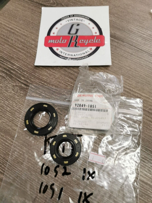 NOS KAWASAKI KX250 1980 - 2000 OIL SEAL QTY 2  92049-1052  92049-1051 K30