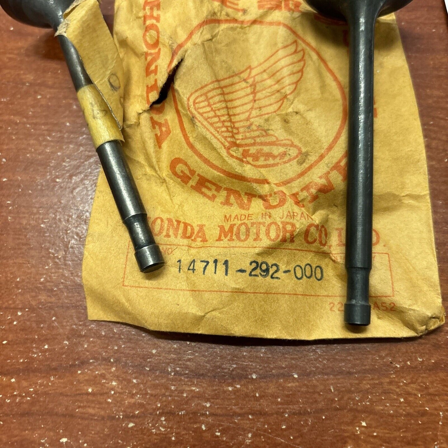 NOS Honda CB450 CB500T CL450 INLET & EXHAUST VALVE 14711-292-000 14721-292 H153