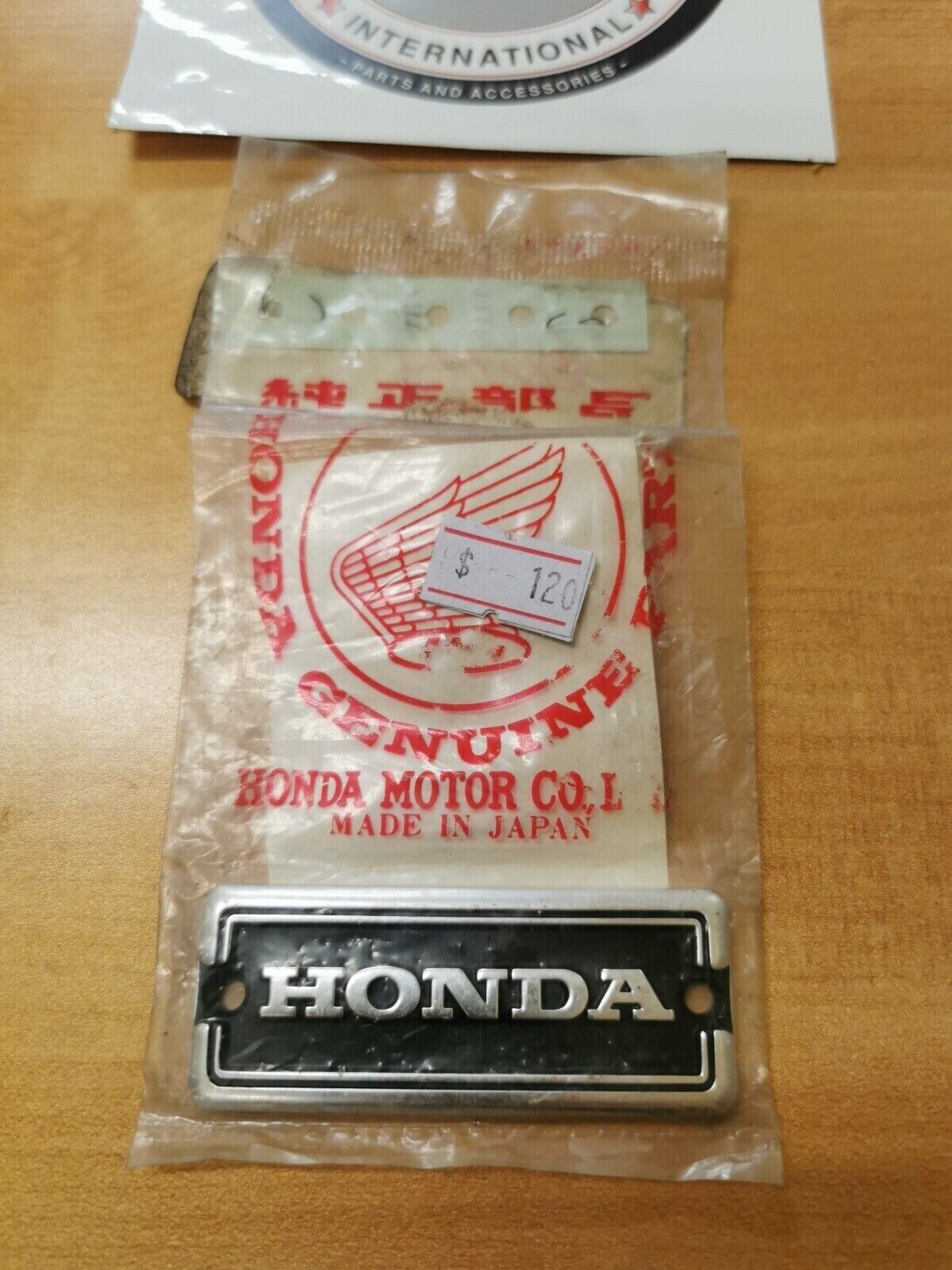 NOS HONDA GL1000 1977 - 1979 EMBLEM  HEAD COVER 12312-371-611  H17