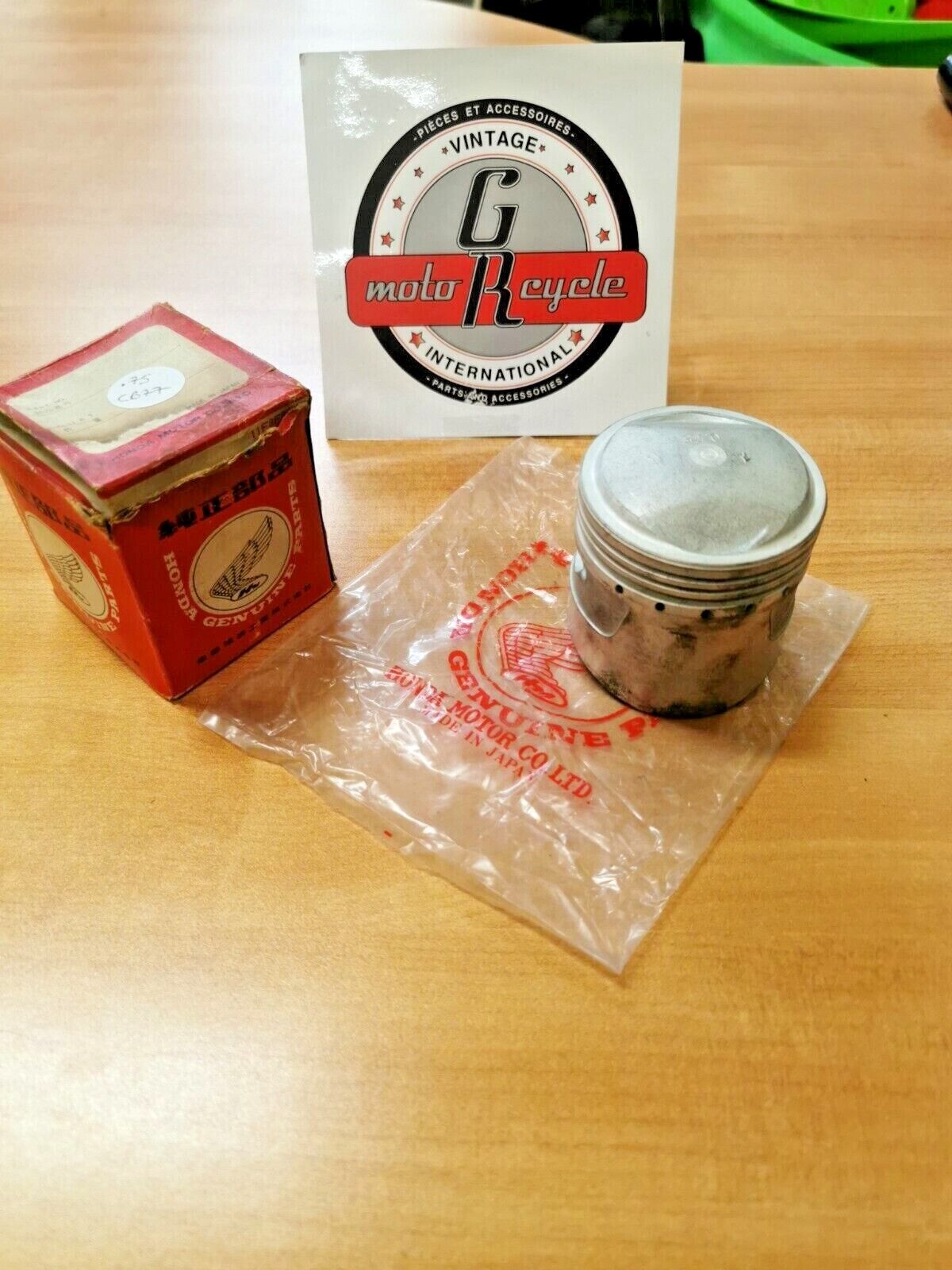 NOS HONDA  CB77  PISTON  0.75   13104-275-000  H22