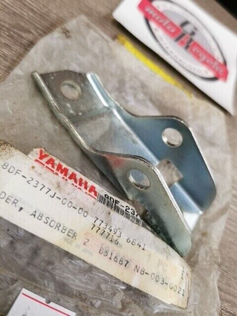 NOS YAMAHA SRX700 1998 - 2001 ABSORBER HOLDER 8DF-2377J-00-00 Y108