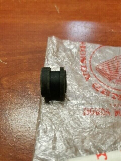 NOS Honda FRONT TURN SIGNAL MOUNTING RUBBER 33408-435-000 SUB 33408-KB7-000 H98