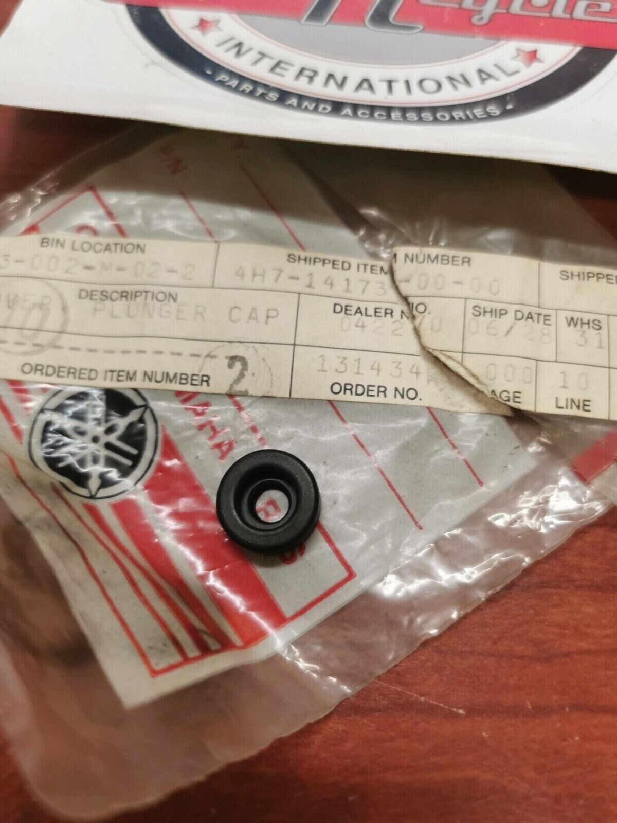 NOS YAMAHA XV700 XV920 XV750 CARBURETOR PLUNGER CAP COVER 4H7-14173-00-00 Y72