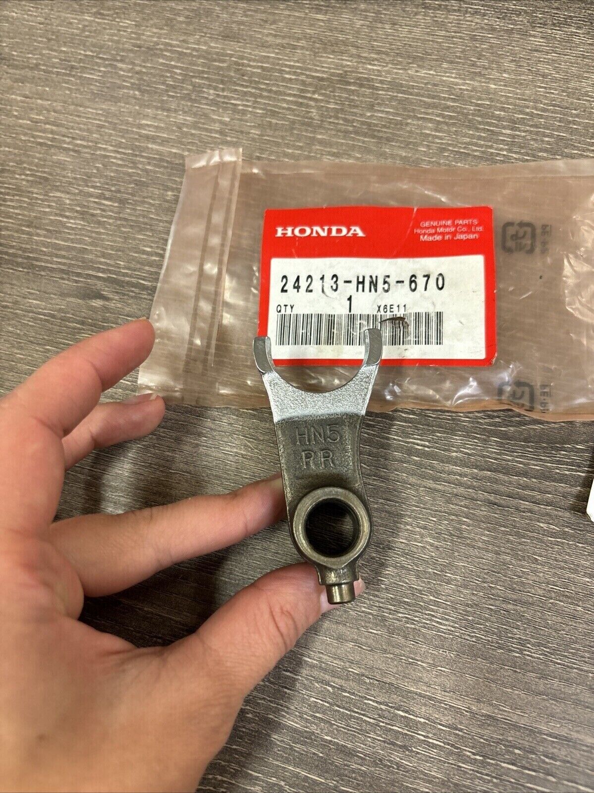 NOS Honda TRX350 REAR GEARSHIFT FORK 24213-HN5-670 H118