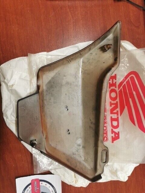 NOS Honda CB750C RIGHT SIDE COVER *R104CU* (CANDY MUSE RED) 83610-425-730ZA H78