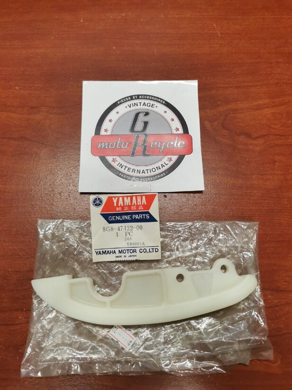 NOS Yamaha SNOWMOBILE SLIDING RUNNER 8G8-47422-00-00 Y68