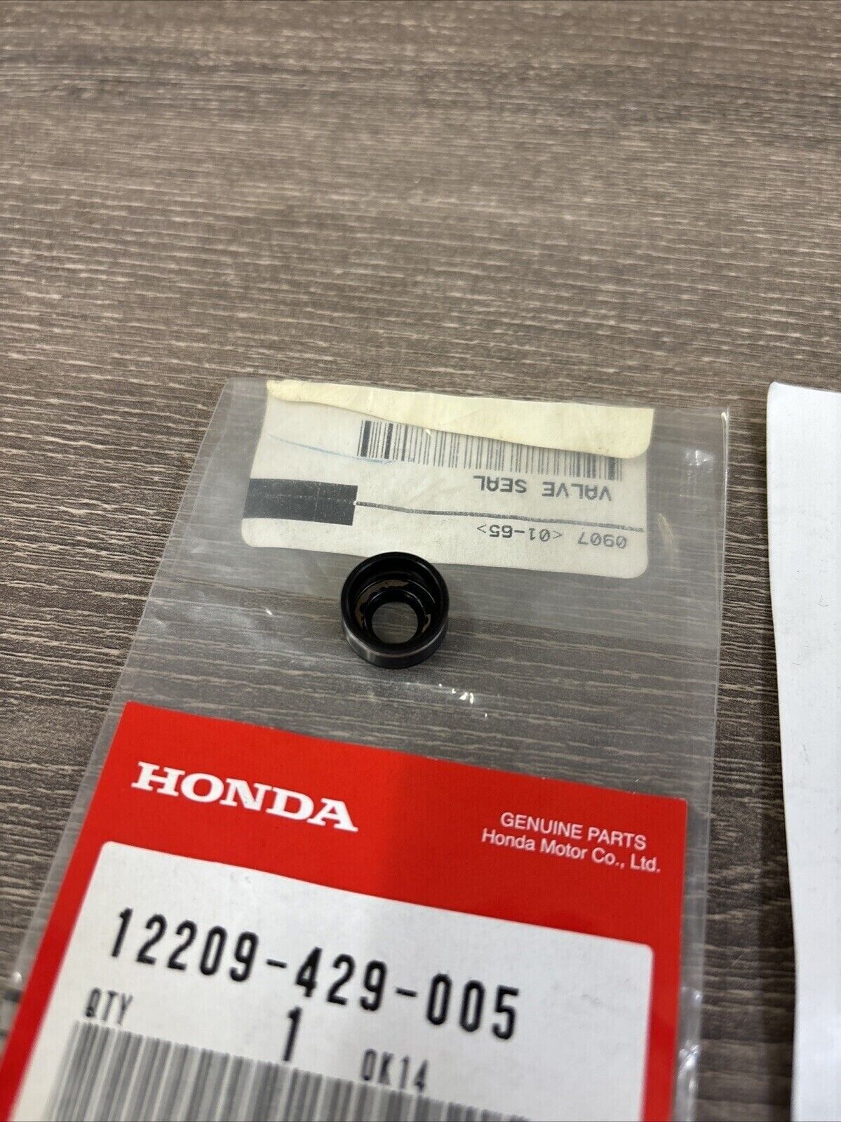 NOS Honda FT500 XL500 XR500 VALVE STEM SEAL 12209-429-005 H117