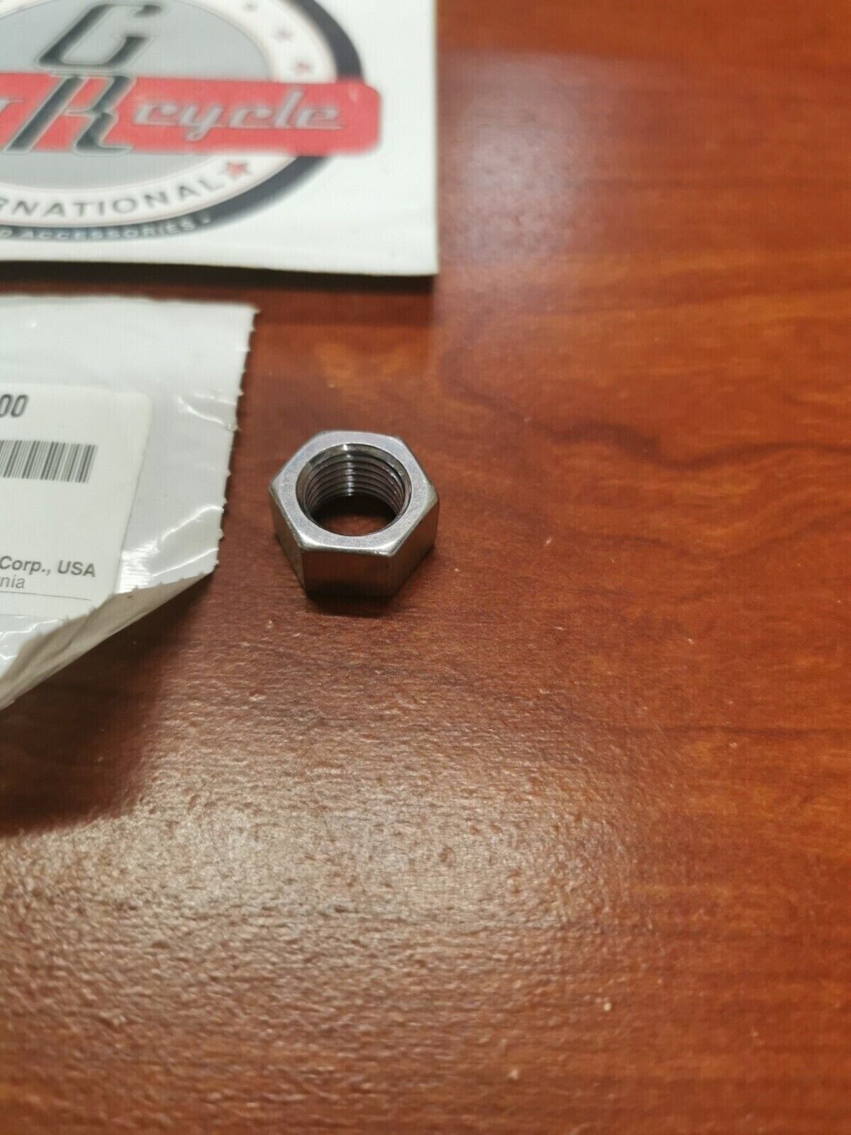 NOS Yamaha YFM400 YFM350 YFM250 YFM450 NUT 1P0-F3833-00-00 Y82