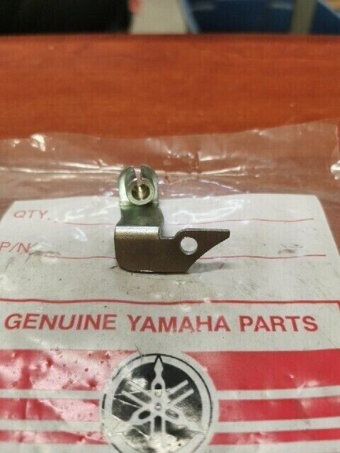 NOS Yamaha RIGHT THROTTLE BRACKET 256-14927-00-00 SUB 341-14927-00-00 Y154