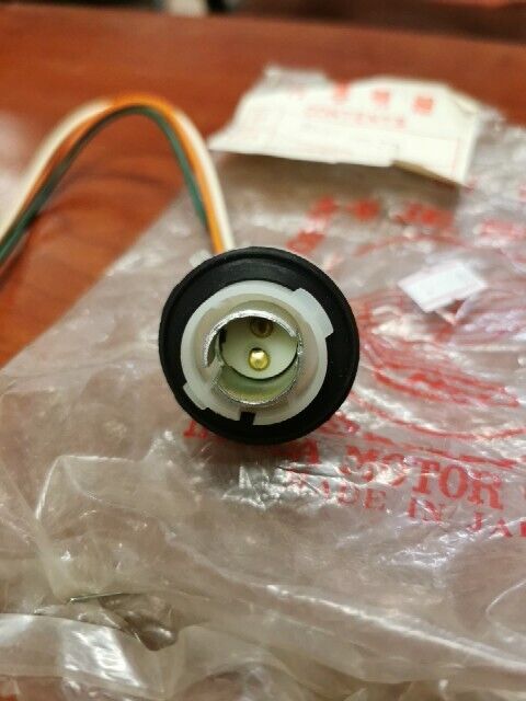 NOS Honda GL500I GL650I GL1100 A I LEFT TURN SIGNAL SOCKET 33455-463-771 H98