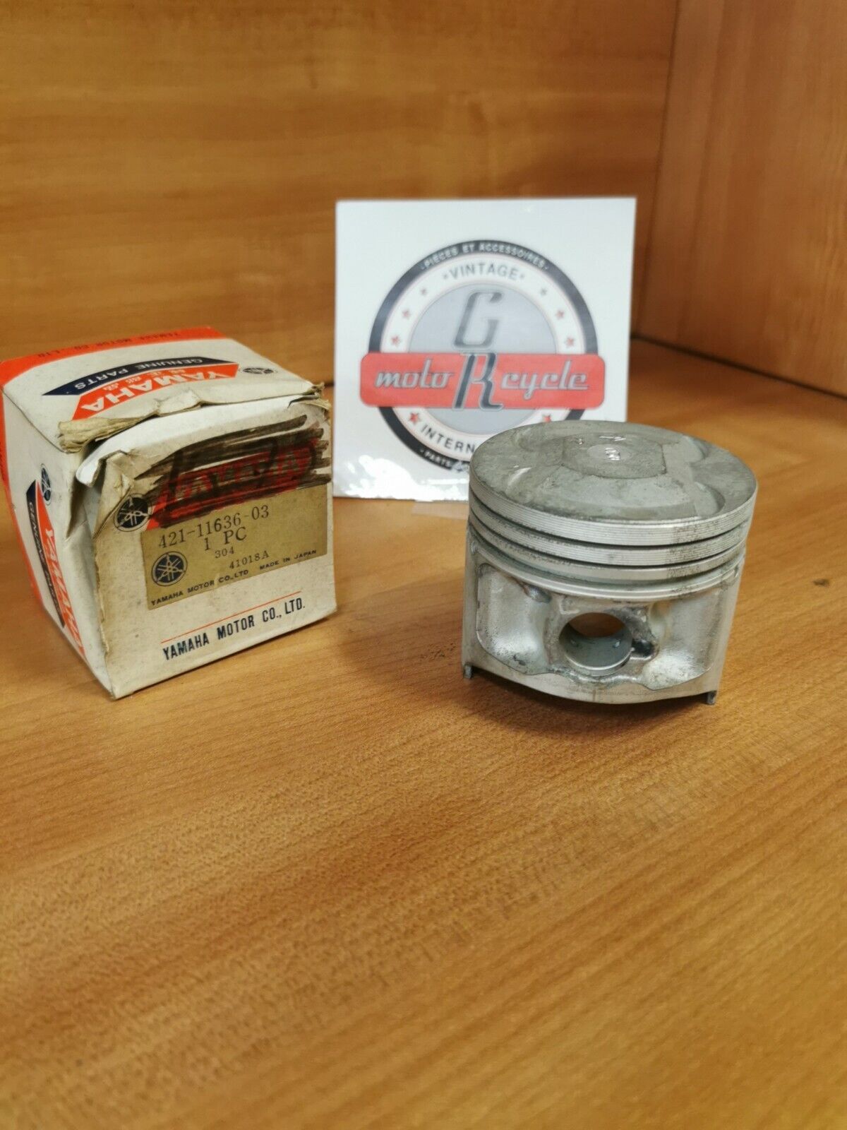 NOS YAMAHA XS500 1973 - 77  PISTON 2 O/S 0.50 SUPERCEDED BY 371-11636-05-00  Y46