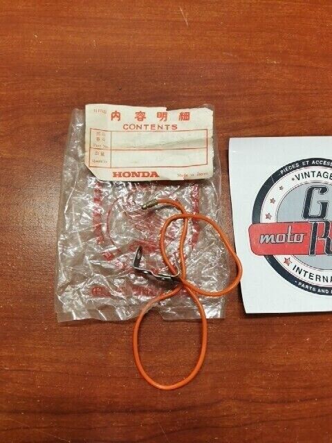 NOS Honda S65 LEFT FRONT WINKER SOCKET 33453-035-000 H69