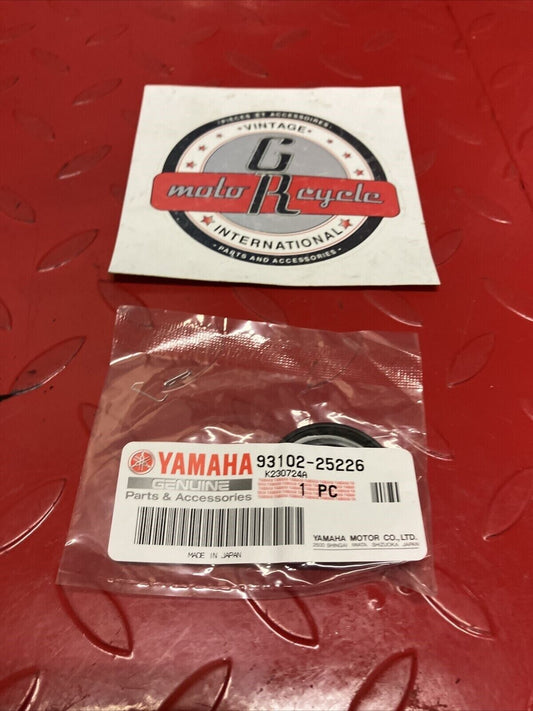NEW YAMAHA OIL SEAL 93102-25226-00 Y67