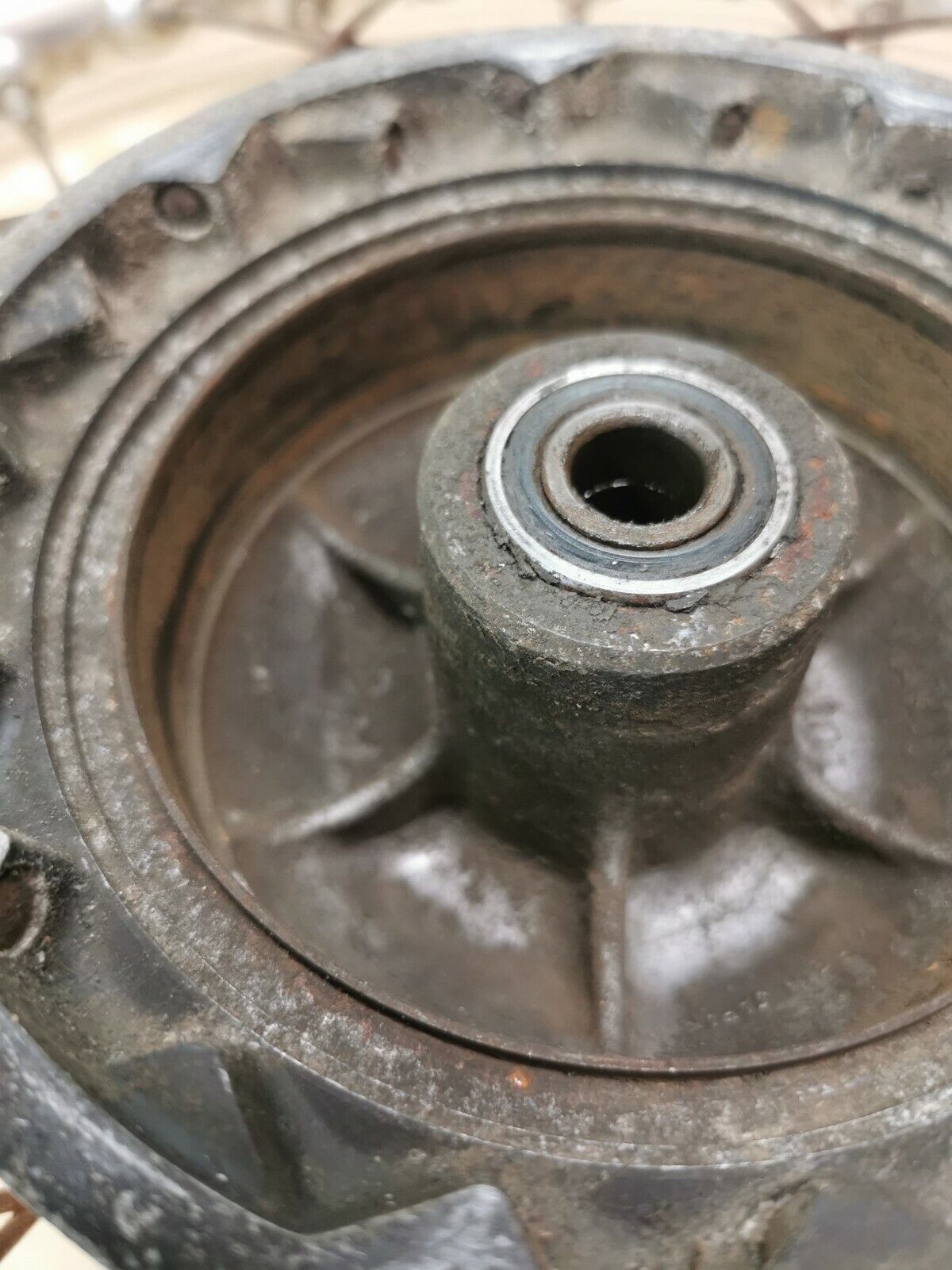 Suzuki RM125 1984 rear back wheel hub rim 64110-01B02