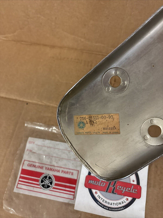 NOS Yamaha XS1 XS1B FRONT FENDER XS650 256-21511-00-93 SUB 256-21510-10-93 Y103
