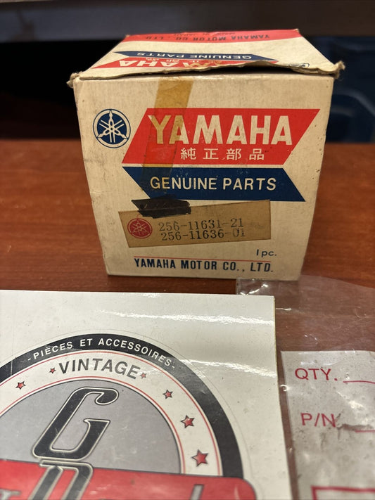 NOS Yamaha PISTON O/S 0.50 256-11631-21 / 256-11636-01 SUB 256-11636-02-00 Y176