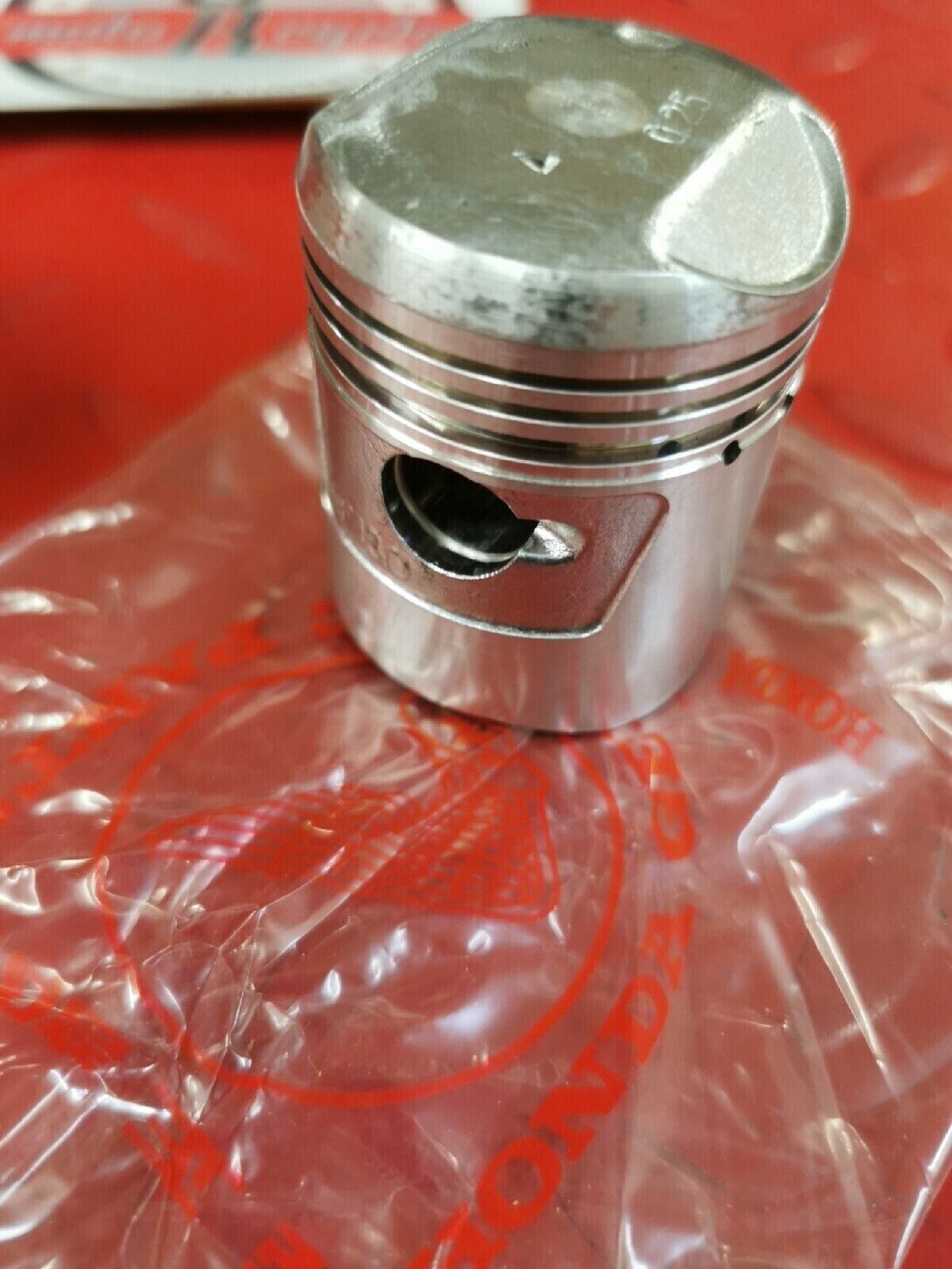 NOS HONDA S65 1965 - 1969 PISTON .25  13102-035-010  H40