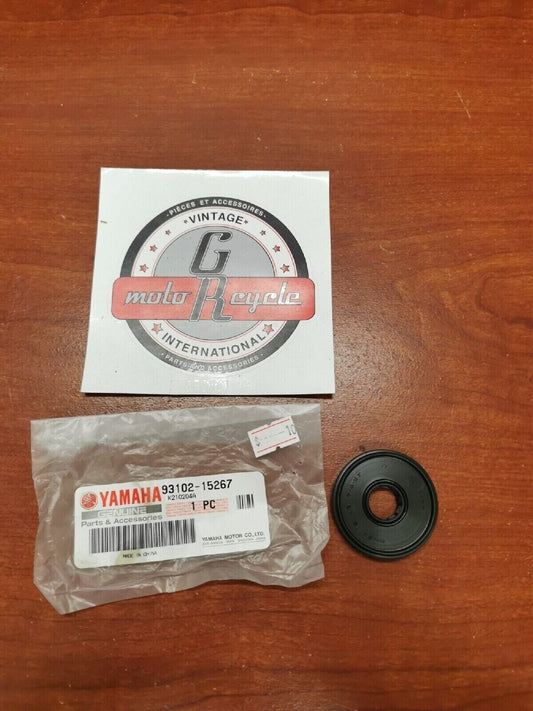 NOS Yamaha OIL SEAL 93102-15267-00 Y68