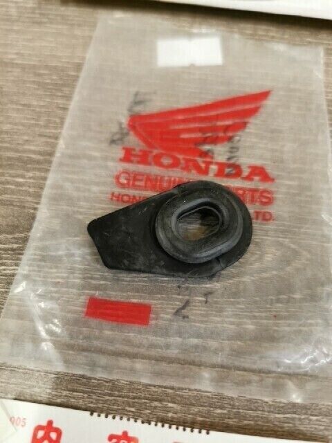 NOS HONDA ATV TRX350 TRX350D 1986 - 1991 GROMMET R SIDE COVER 83615-HA7-670 H102