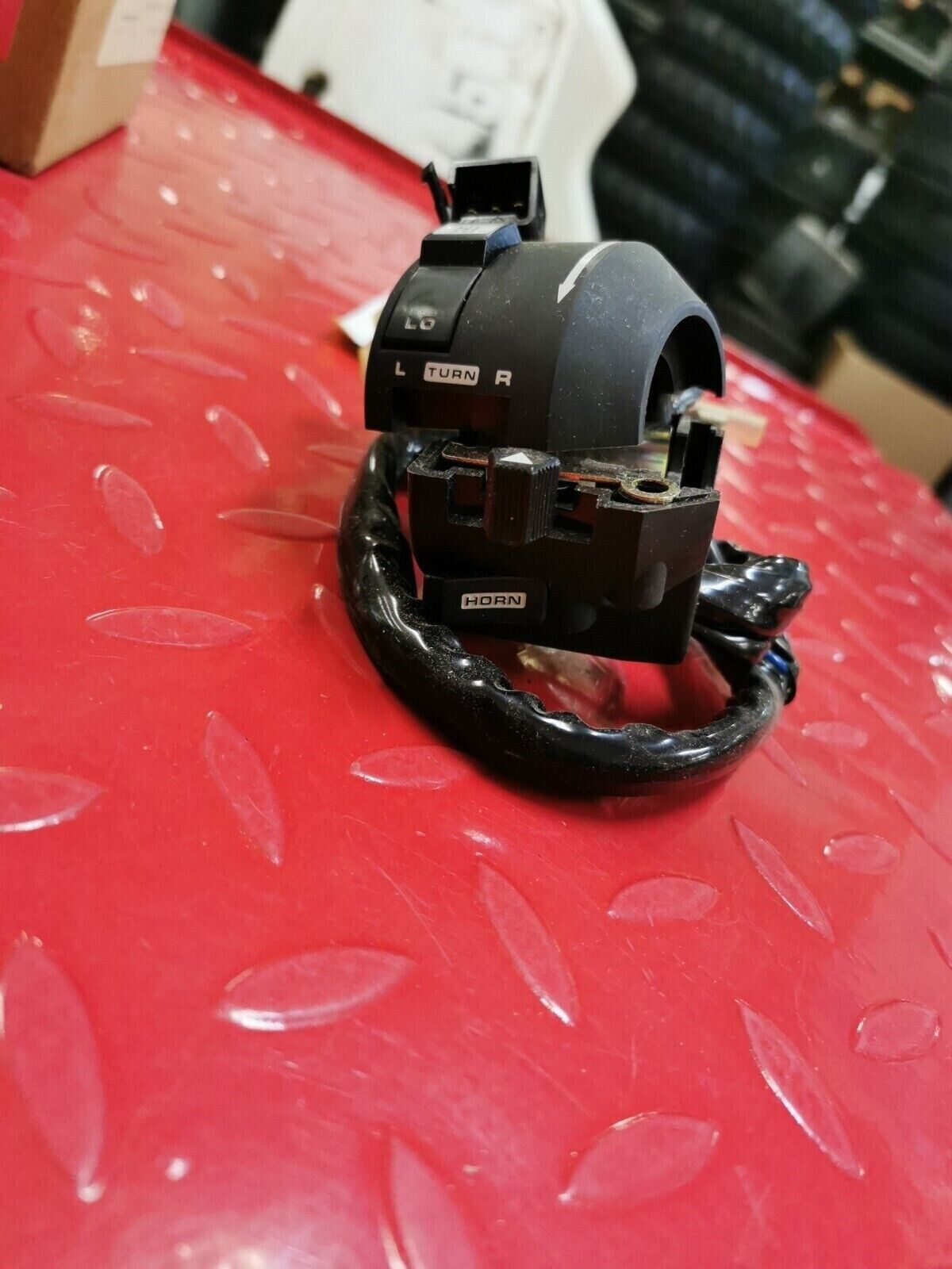 NOS Honda 1984 VF700C SWITCH ASSY., TURN SIGNAL 35200-MB1-870 H10
