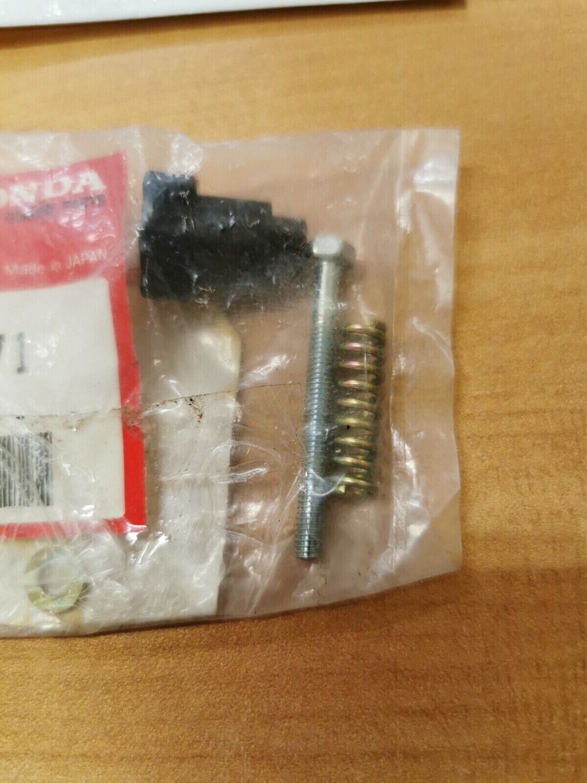 NOS HONDA  VF1100 CB500 VF750A VF700 1982 - 2005  SCREW SET  16028-KR3-671  H29