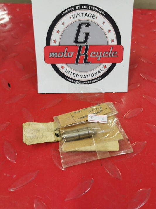 NOS YAMAHA FZ750  FZR1000  XJ700  FZR750   INTAKE VALVE GUIDE 1AA-11133-10   Y50