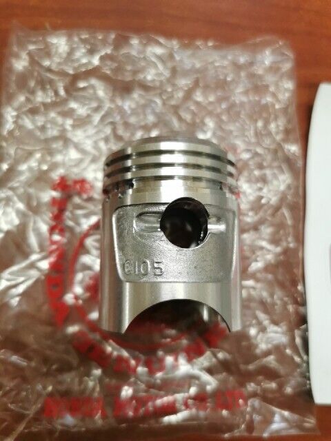 NOS Honda C105 CA105 CD105 PISTON (OS 0.25) 13102-002-000 H4