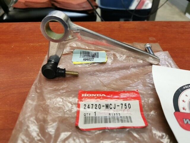 NOS Honda 2002 2003 CBR900RR GEARSHIFT PEDAL 24720-MCJ-750 H108