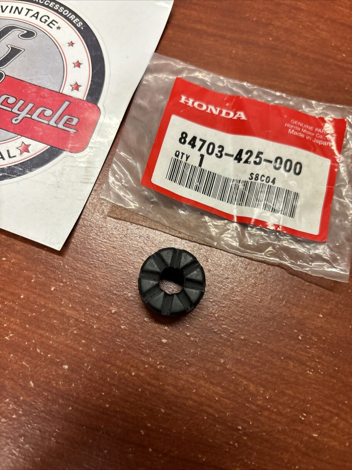 NOS Honda CA50 CB1000 CB1100 CB125T TAILLIGHT SETTING RUBBER 84703-425-000 H169