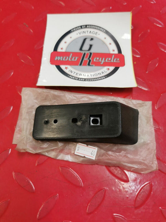 NOS YAMAHA  BRACKET RFLCTR 2  1UV-85122-00-00 Y31
