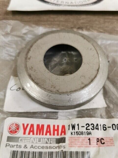 NOS YAMAHA XVZ13TFN XVS11ASC GTS1000AEC BALL RACE COVER 1W1-23416-00-00 Y106