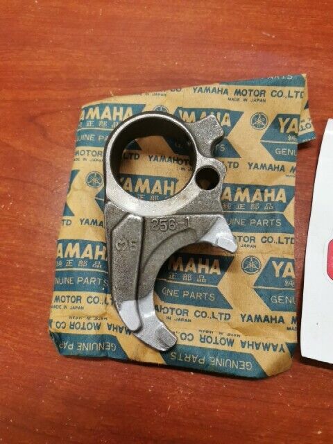 NOS Yamaha TX650 XS1 XS650 SHIFT 5TH GEARWHEEL FORK 256-18511-00-00 Y116