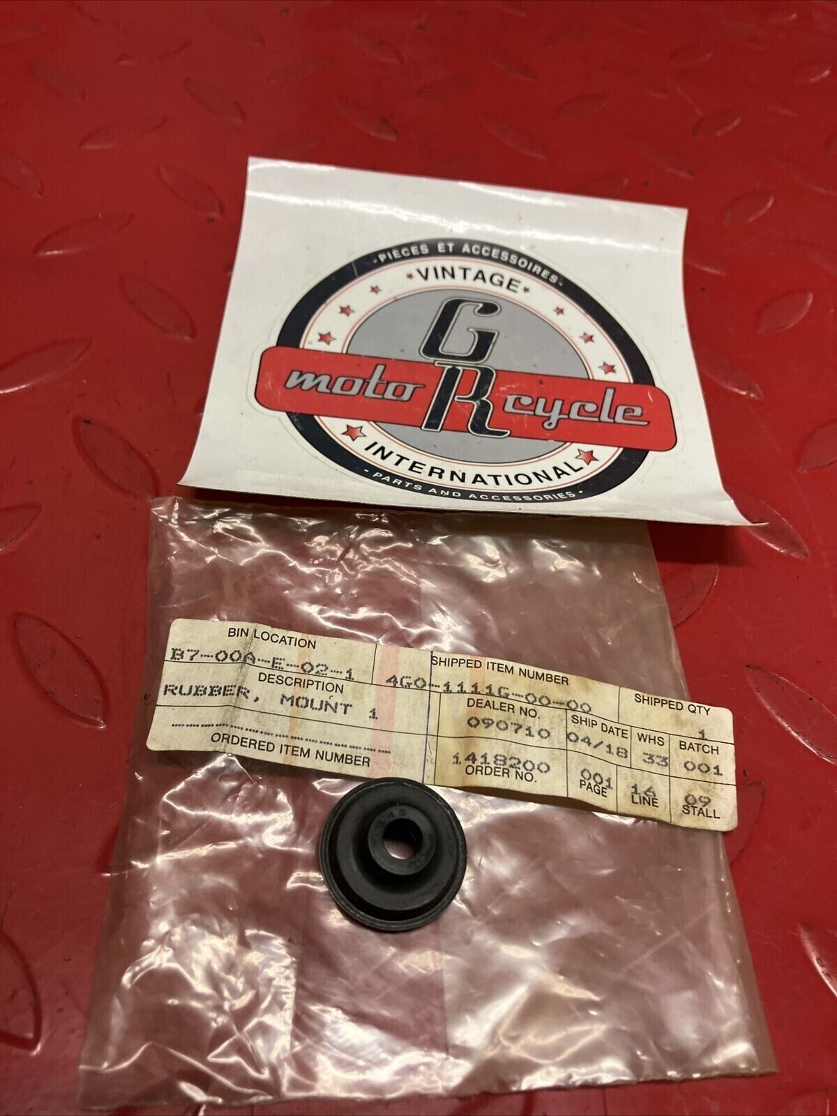 NOS YAMAHA MOUNT RUBBER 4G0-1111G-00-00 Y63