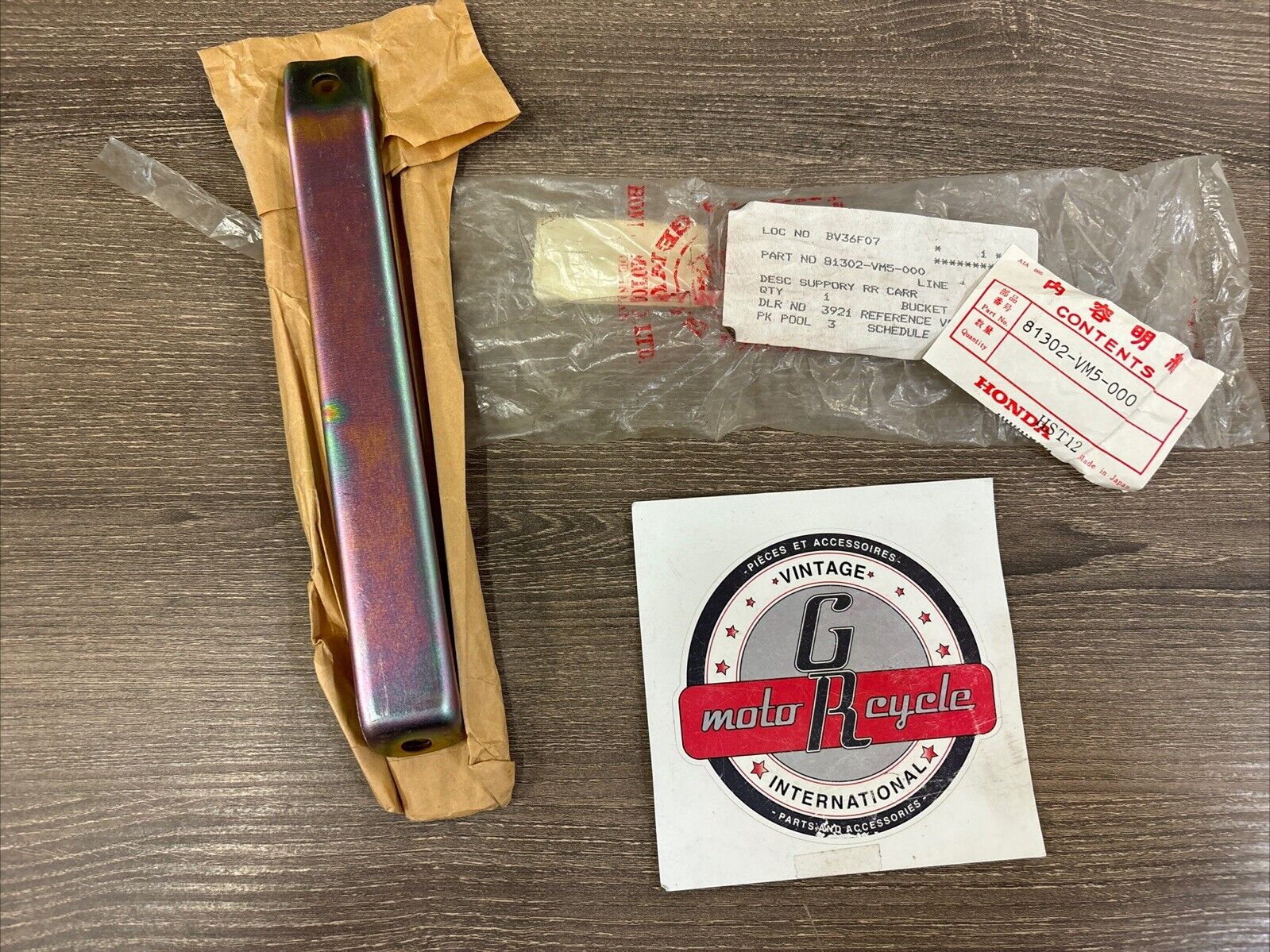 NOS Honda TRX200 TRX250 REAR CARRIER SUPPORT 81302-VM5-000 H119
