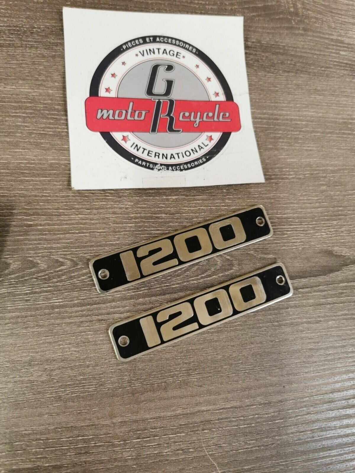NOS ACTION HONDA GL1200 BADGE EMBLEME VALVE COVER CYLINDER HEAD QTY 2 21-547 J29