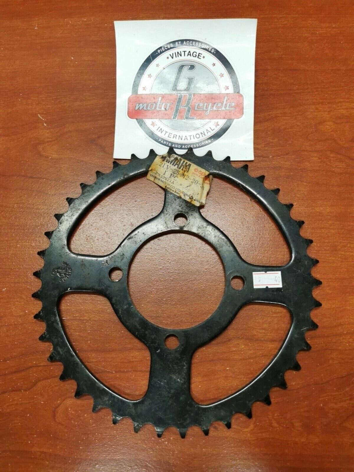 NOS Yamaha REAR DRIVE SPROCKET 42T 21V-25442-20-33 SUB. 21V-25442-20-00 Y89