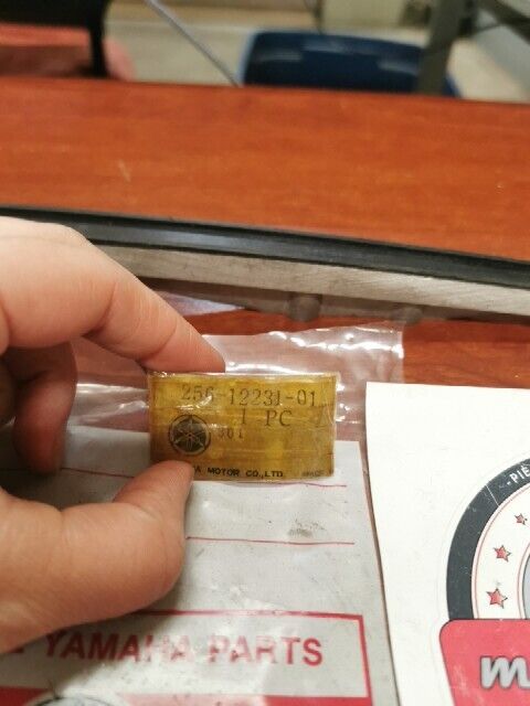 NOS Yamaha TX650 XS1 XS2 XS650 STOPPER GUIDE 256-12231-01-00 Y153