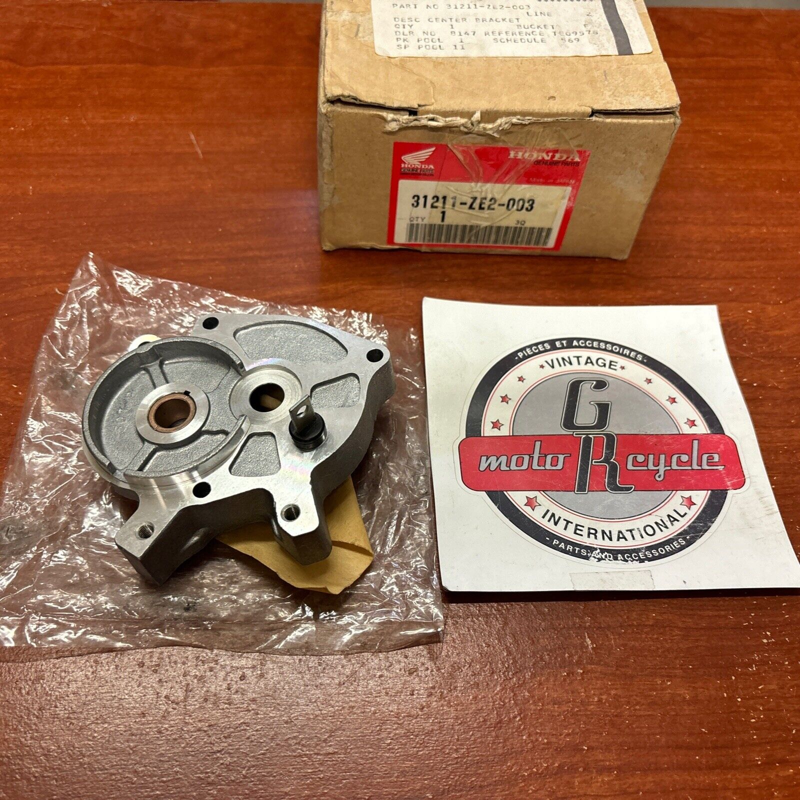 NOS Honda GX240 GX270 CENTER BRACKET 31211-ZE2-003 H149