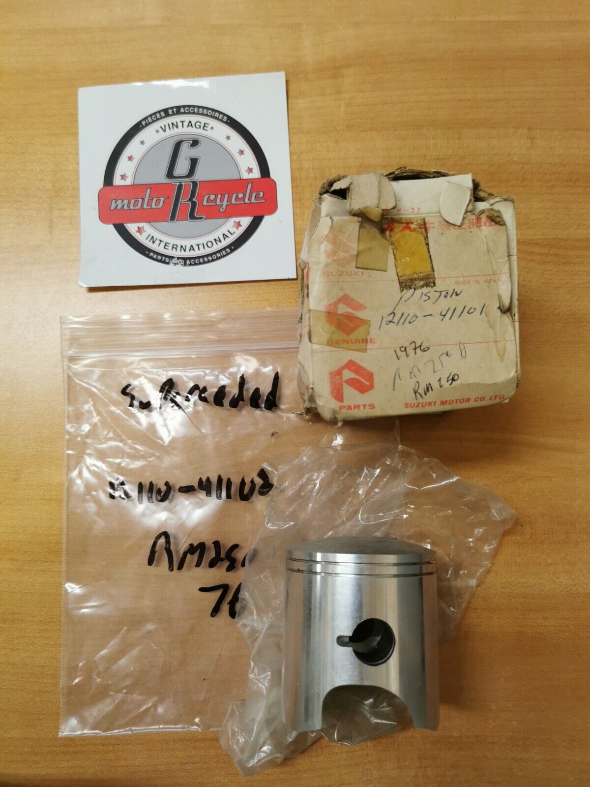 NOS SUZUKI RM250 1976 PISTON 12110-41101 Superseded by 12110-41102 S7