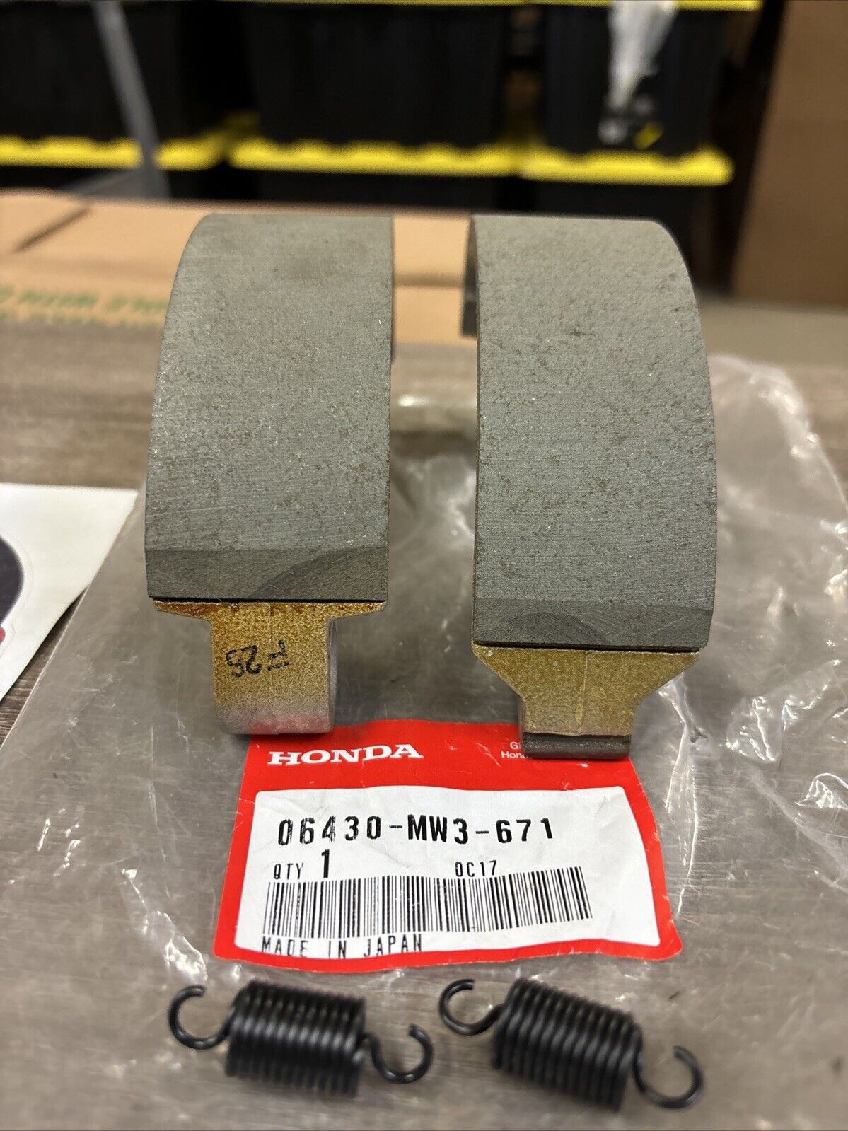 NOS Honda CB500 CB650SC CB750 CX500 VT600C BRAKE SHOE SET 06430-MW3-671 H136