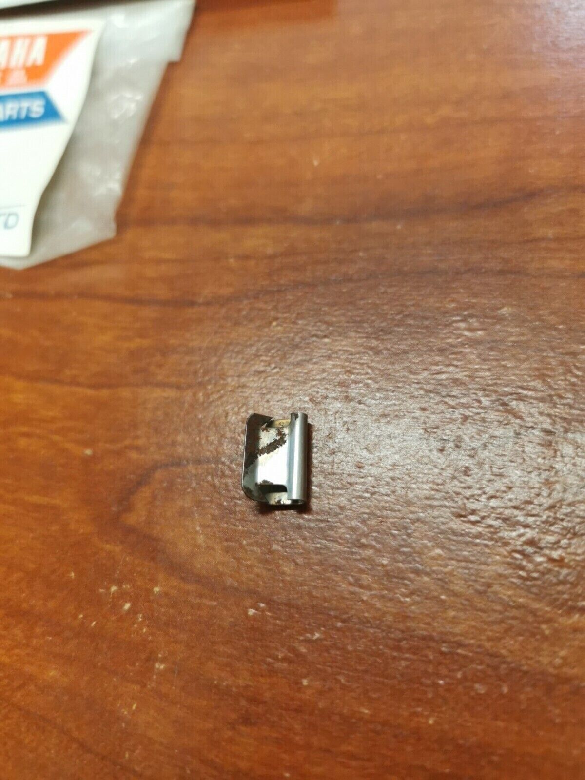 NOS YAMAHA SR500 XJ1100 XS1100 XS850 FUEL TANK CLIP 90468-03063-00 Y72