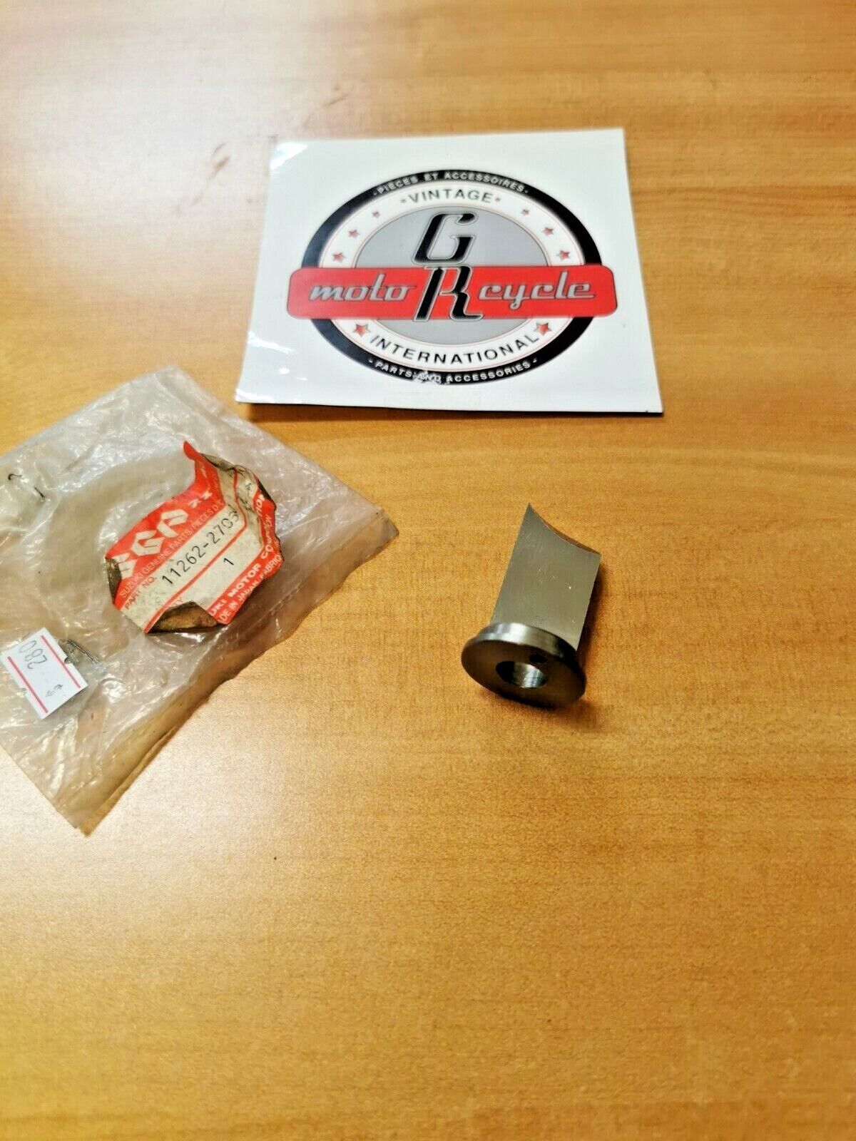 NOS SUZUKI RM125M  RM125S 1989 - 1995  EXHAUST VALVE GUIDE 11262-27C30    S6