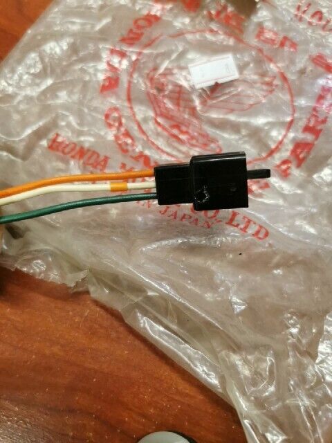 NOS Honda GL500I GL650I GL1100 A I LEFT TURN SIGNAL SOCKET 33455-463-771 H98