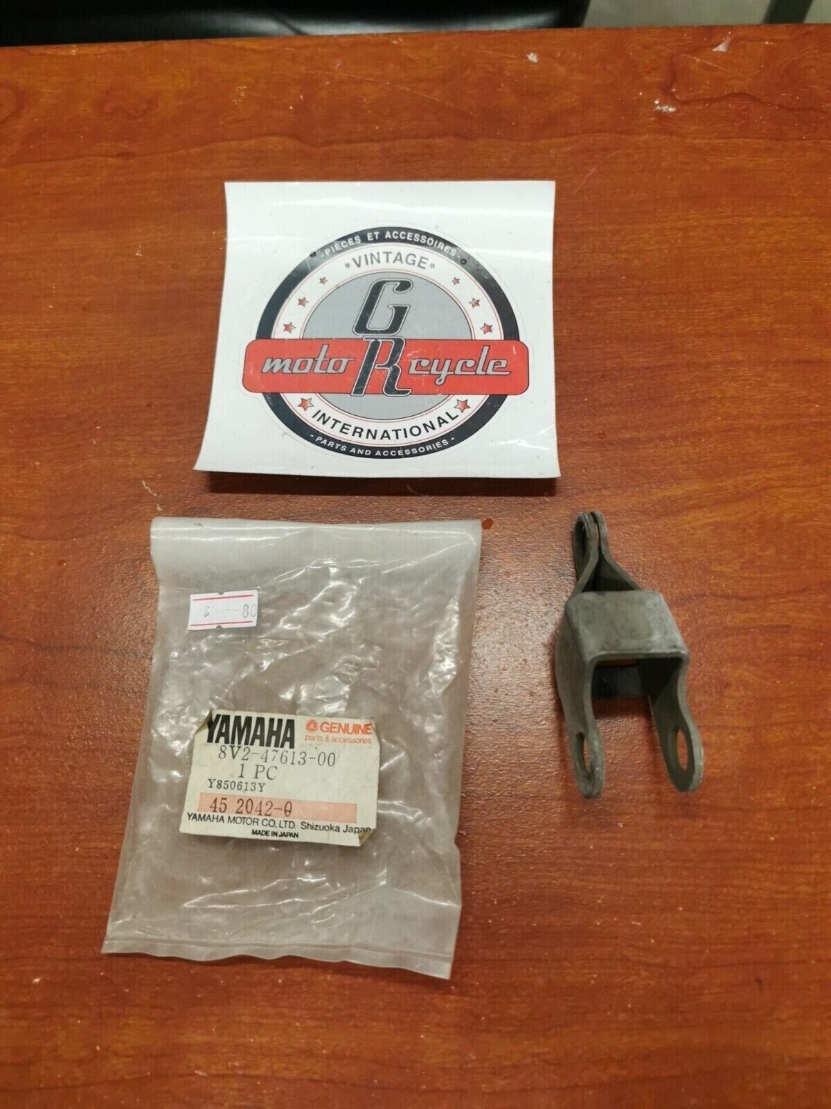 NOS Yamaha 1989 1990 ET400 1988 ET340 HOLDER 8V2-47613-00-00 Y86