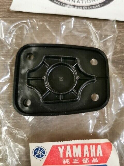 NOS YAMAHA XS650SE XS650 XS500E XS850G XS400 CAP RESERVOIR 1J3-25852-01-00 Y114