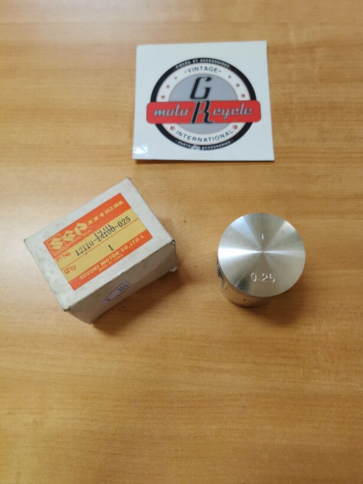 NOS SUZUKI RM125 1981  1982  PISTON   12110-14111-025   S8