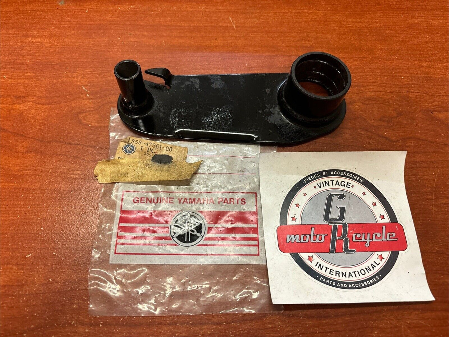 NOS Yamaha GP246F GP292F GS300 SM292 REAR ARM PIVOT 853-47361-00-00 Y184